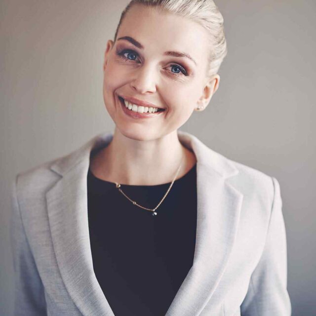 https://crystalatelier.com/wp-content/uploads/2021/06/img-team-04-640x640.jpg